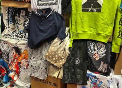 Milano: ladro di cellulari e merce contraffatta, sequestro in via Sarpi. FOTO