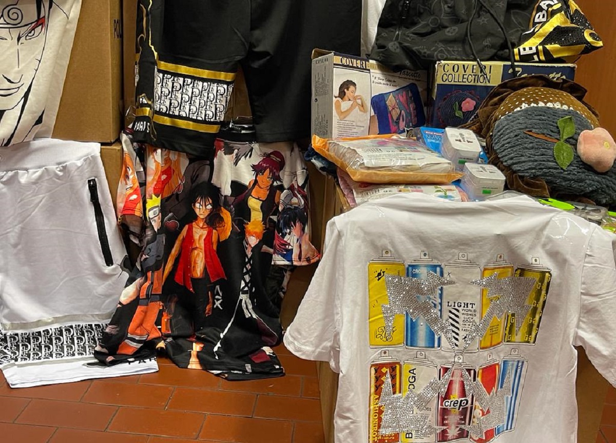 Milano: ladro di cellulari e merce contraffatta, sequestro in via Sarpi. FOTO Milano: ladro di cellulari e merce contraffatta, sequestro in via Sarpi. FOTO