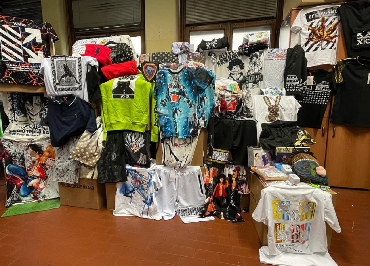 Milano: ladro di cellulari e merce contraffatta, sequestro in via Sarpi. FOTO Milano: ladro di cellulari e merce contraffatta, sequestro in via Sarpi. FOTO