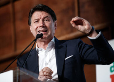 M5S, Conte sostituisce i parlamentari con i professori