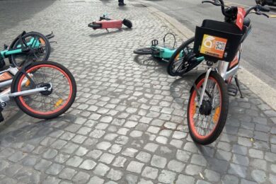 Scempio a Corso Vittorio. Le bici elettriche gettate a terra sui marciapiedi