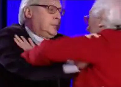 Sgarbi racconta la rissa in tv. “Ringrazio quel poveretto di Mughini”. Video