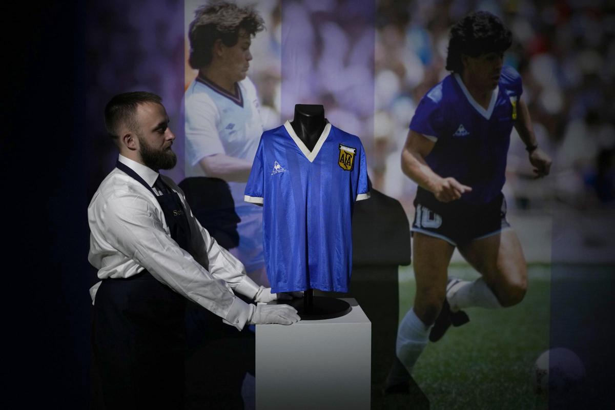 Maradona, venduta per 9 milioni la maglia del gol della “mano di Dio” Maradona, venduta per 9 milioni la maglia del gol della “mano di Dio”