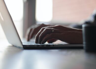 “Offese al bar del paese su Fb”, assolti dopo 8 anni processo