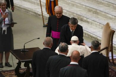 Vaticano: Papa Francesco in udienza in sedia a rotelle. Le foto