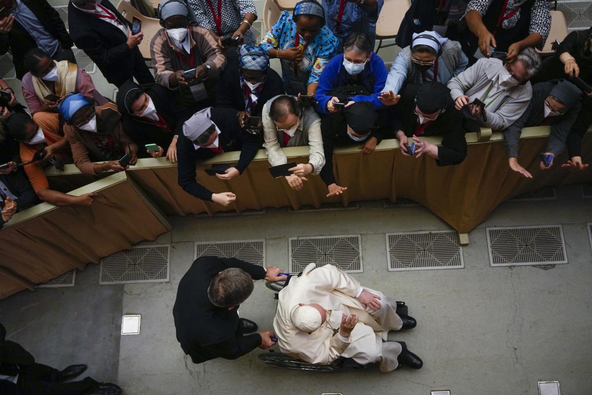 Vaticano: Papa Francesco in udienza in sedia a rotelle. Le foto Vaticano: Papa Francesco in udienza in sedia a rotelle. Le foto