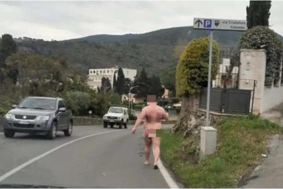 Argentario, uomo nudo cammina per strada e danneggia l’auto dei carabinieri Argentario, uomo nudo cammina per strada e danneggia l’auto dei carabinieri