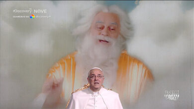Crozza/Papa Francesco si lamenta con dio per non essere stato inserito nella lista di proscrizione dei pacisifisti.
