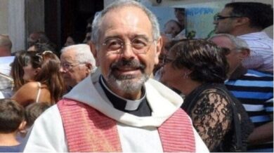 Lite in chiesa, parroco accoltellato a Trassaco da un 77enne