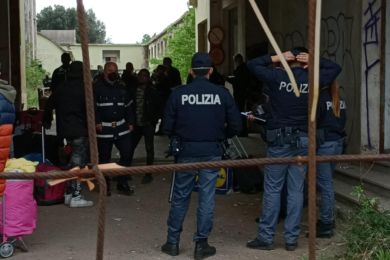 Roma, sgomberata l’ex fabbrica di Penicillina. Era abitata da 30 senzatetto