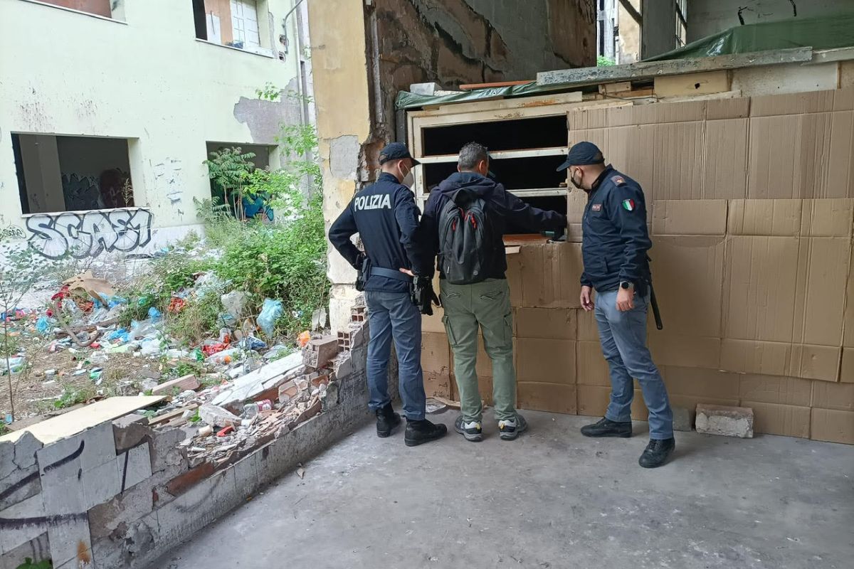 Roma, sgomberata l’ex fabbrica di Penicillina. Era abitata da 30 senzatetto