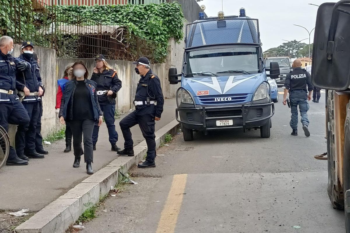 Roma, sgomberata l’ex fabbrica di Penicillina. Era abitata da 30 senzatetto