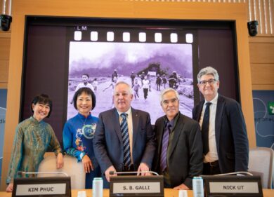 La Napalm girl del Vietnam all’inagurazione della mostra di Ut a Milano. FOTO