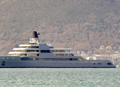 Carrara, il Tesoro congela il superyacht. “Sì, lo Scheherazade è di Putin”