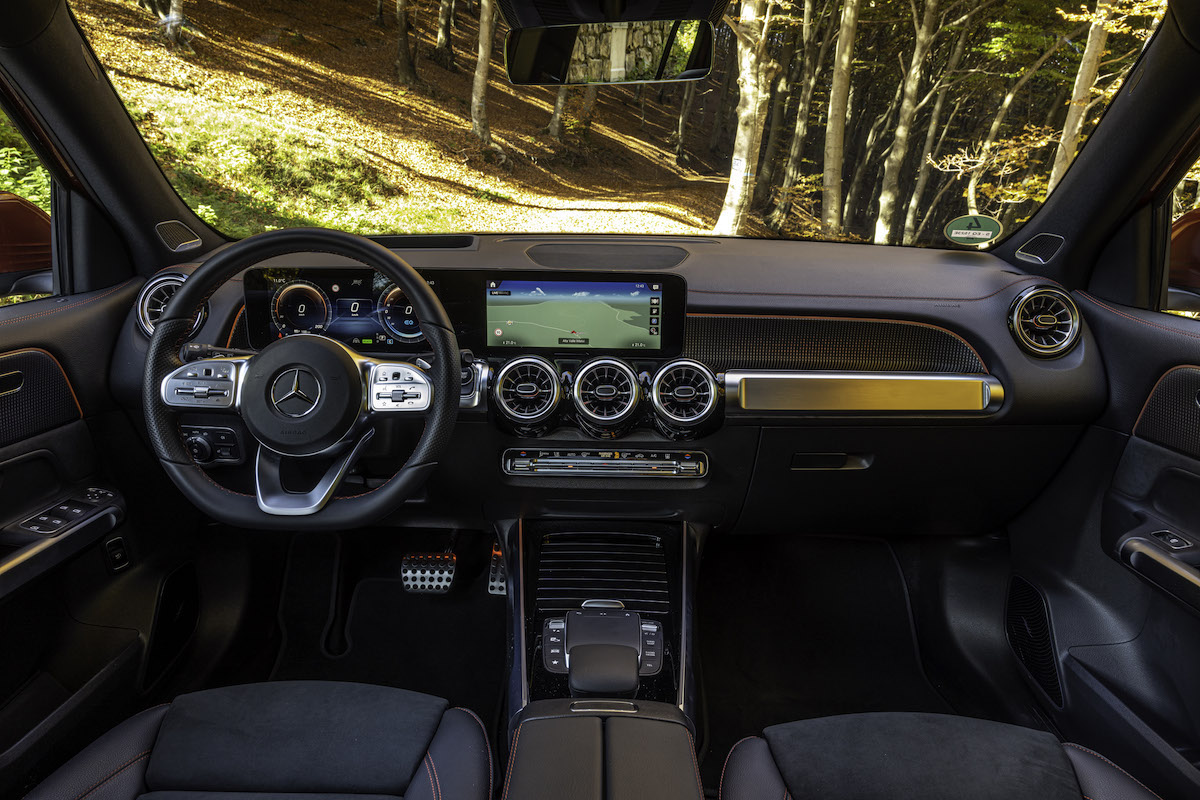 Mercedes EQB: la ricarica in modo semplice e comodo, a casa e in viaggio. Mercedes EQB: la ricarica in modo semplice e comodo, a casa e in viaggio.
