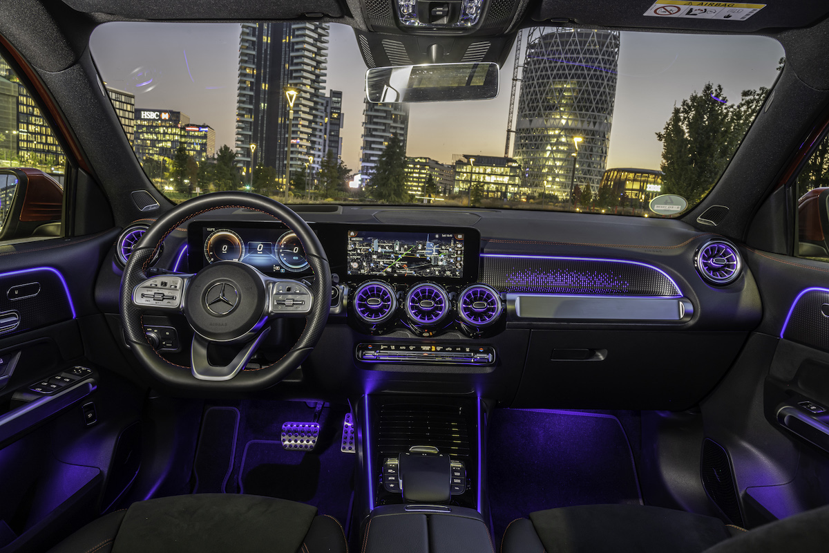 Mercedes EQB: la ricarica in modo semplice e comodo, a casa e in viaggio. Mercedes EQB: la ricarica in modo semplice e comodo, a casa e in viaggio.