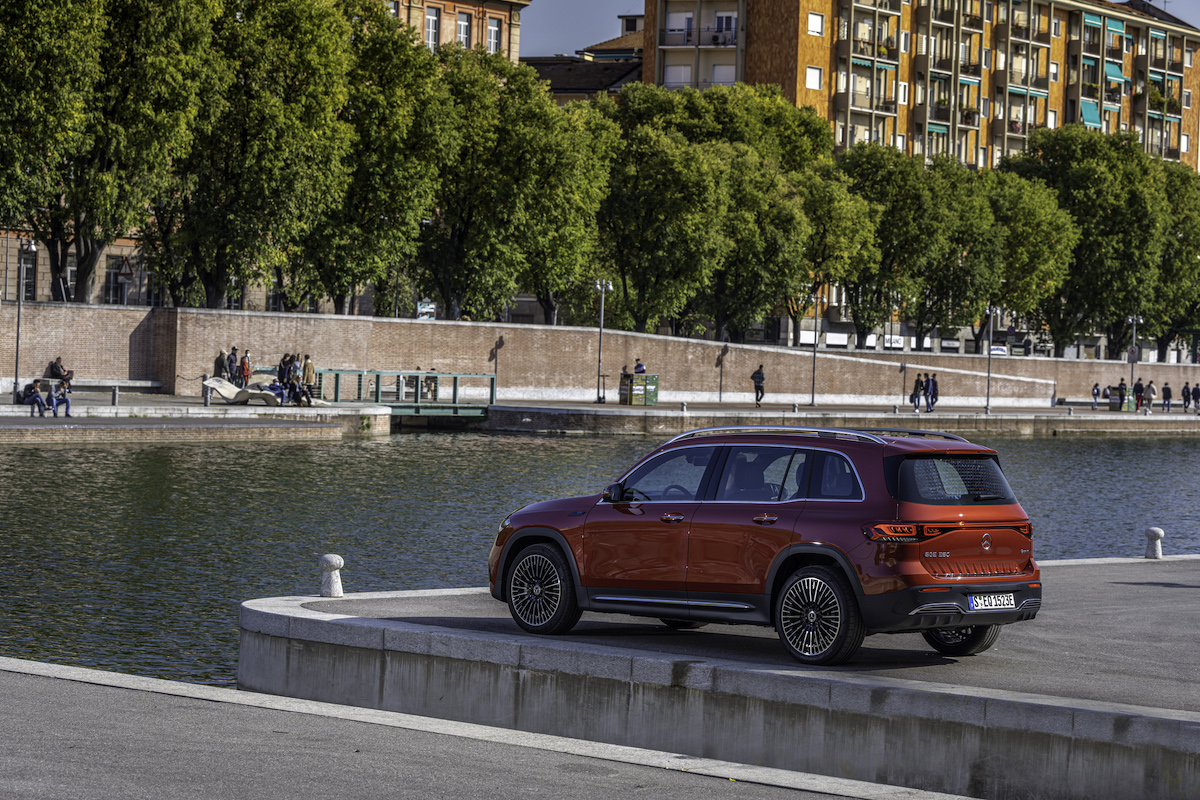 Mercedes EQB: la ricarica in modo semplice e comodo, a casa e in viaggio. Mercedes EQB: la ricarica in modo semplice e comodo, a casa e in viaggio.