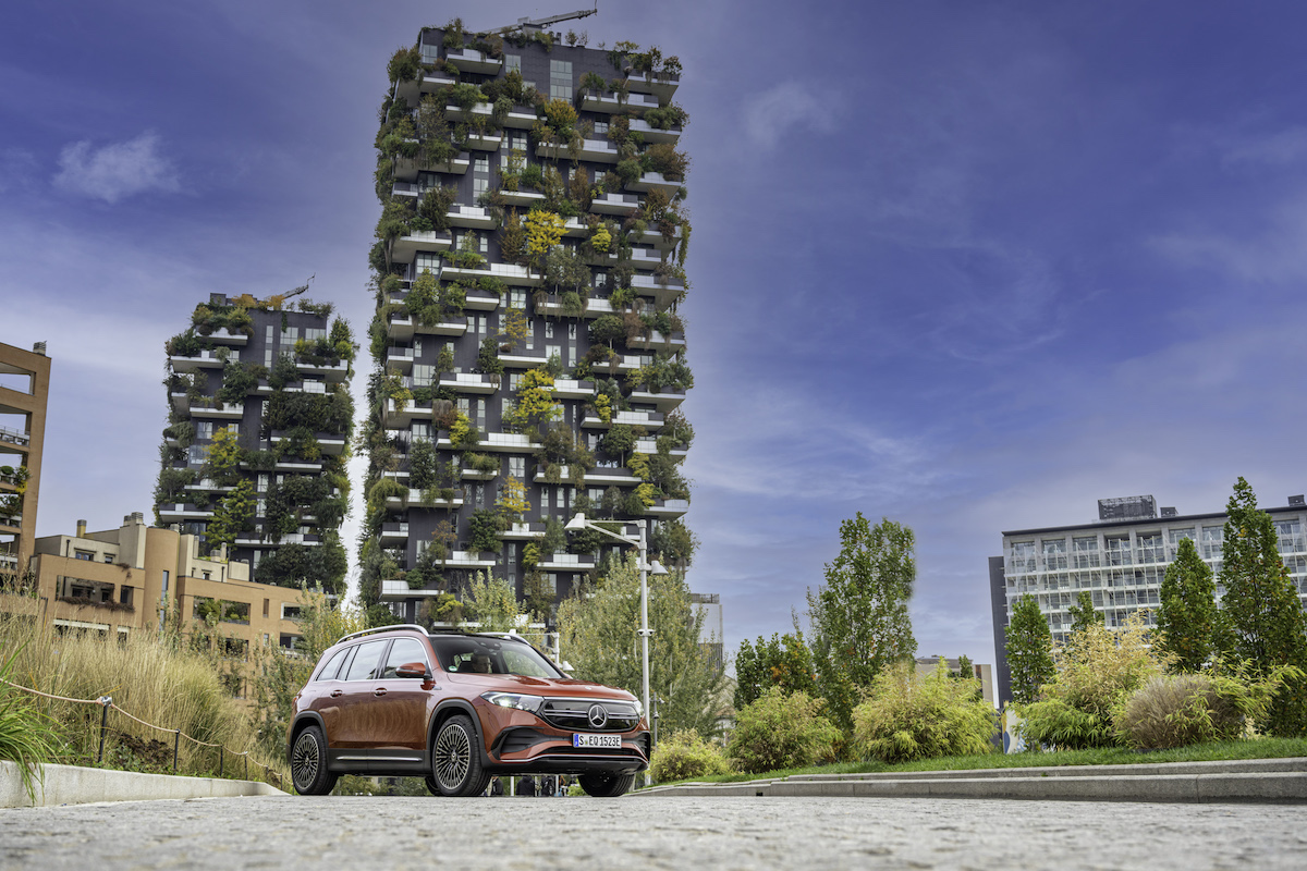 Mercedes EQB: la ricarica in modo semplice e comodo, a casa e in viaggio. Mercedes EQB: la ricarica in modo semplice e comodo, a casa e in viaggio.
