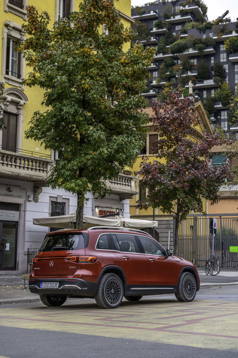 Mercedes EQB: la ricarica in modo semplice e comodo, a casa e in viaggio. Mercedes EQB: la ricarica in modo semplice e comodo, a casa e in viaggio.