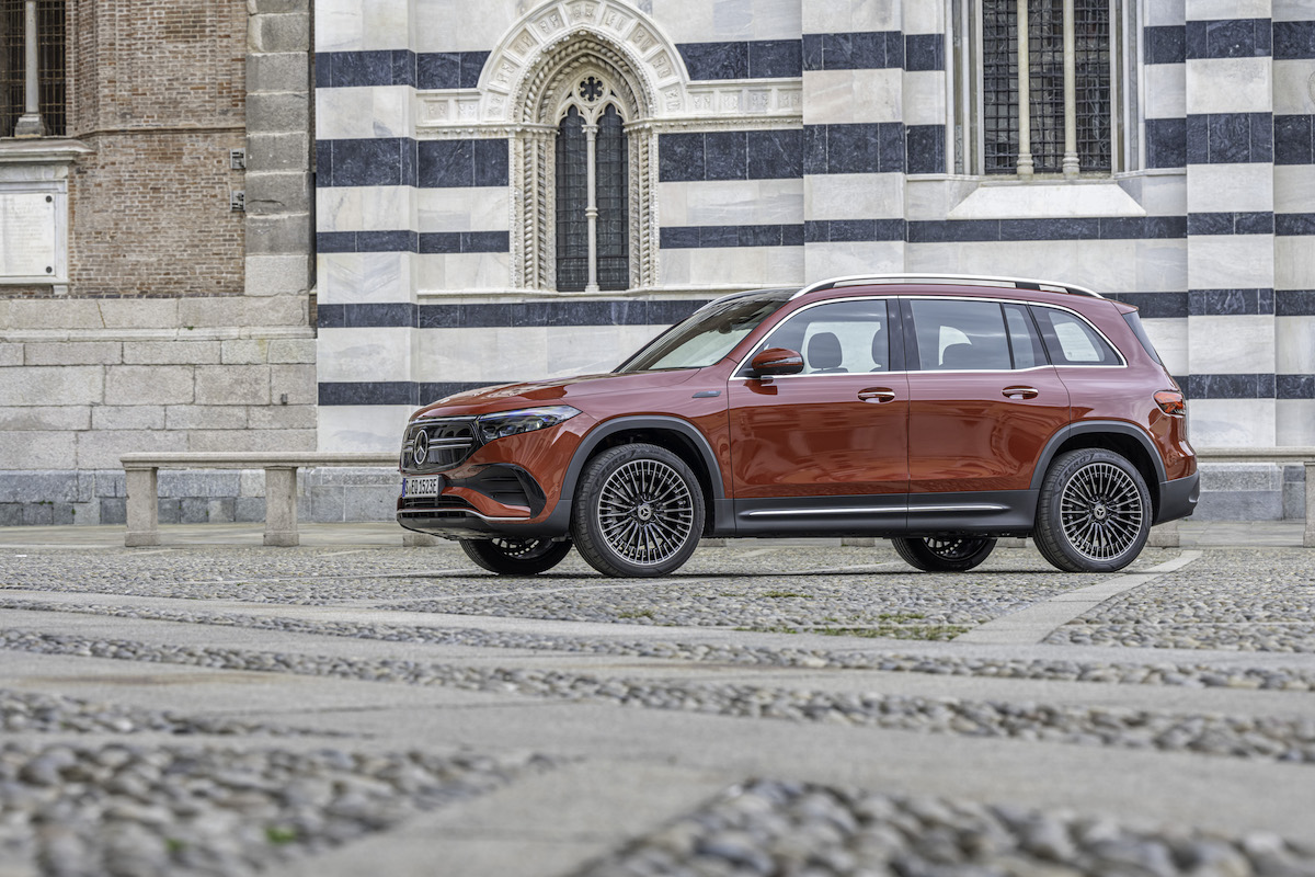 Mercedes EQB: la ricarica in modo semplice e comodo, a casa e in viaggio. Mercedes EQB: la ricarica in modo semplice e comodo, a casa e in viaggio.