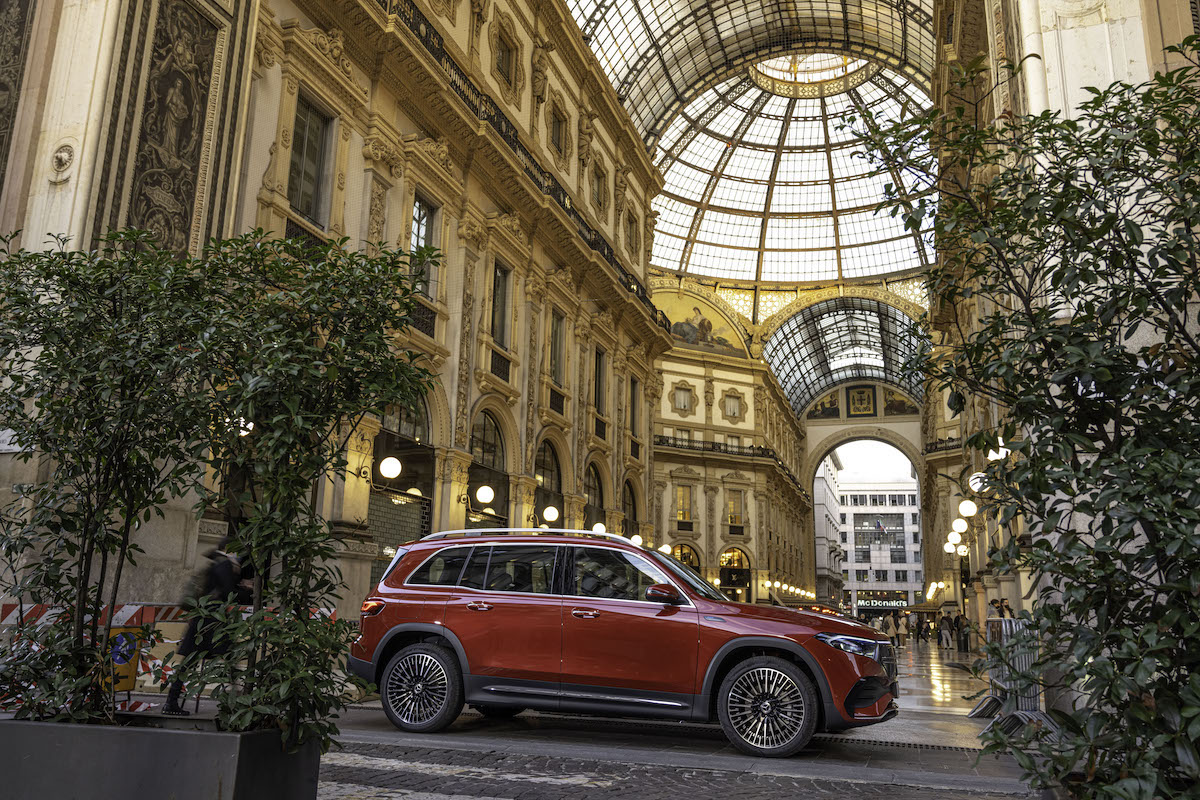 Mercedes EQB: la ricarica in modo semplice e comodo, a casa e in viaggio. Mercedes EQB: la ricarica in modo semplice e comodo, a casa e in viaggio.