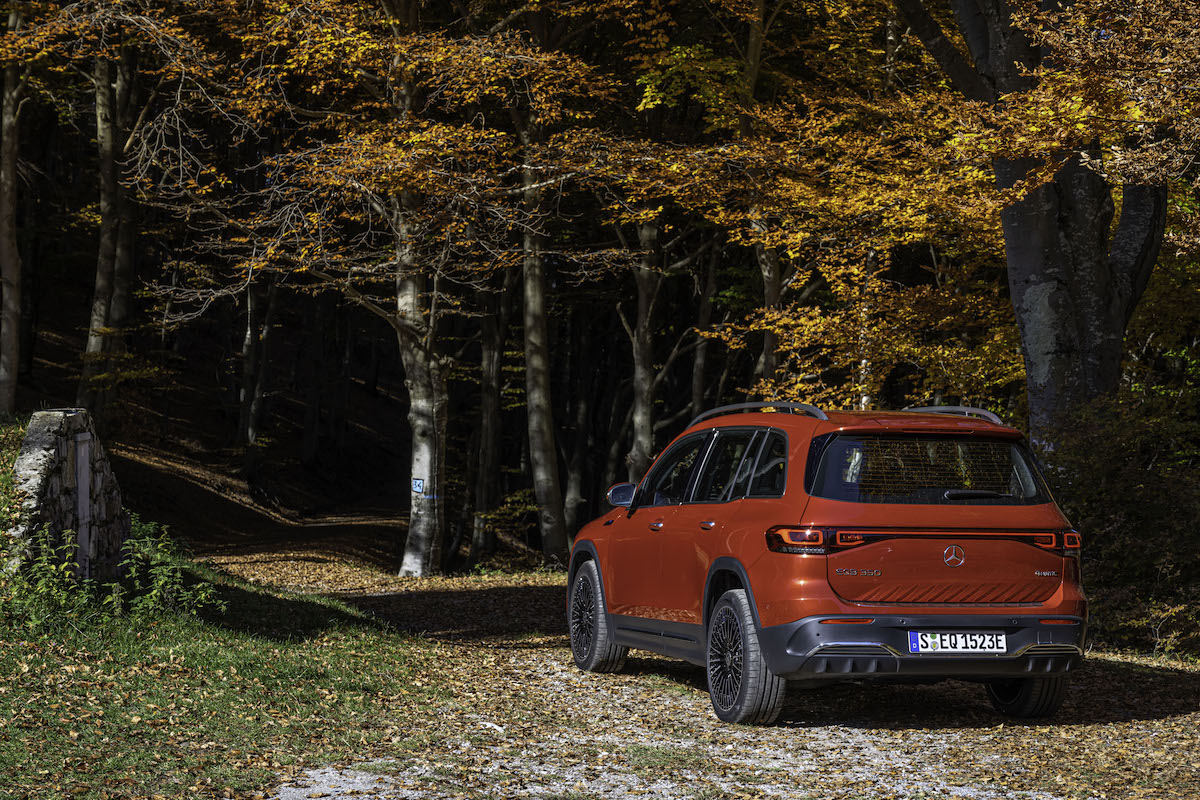 Mercedes EQB: la ricarica in modo semplice e comodo, a casa e in viaggio. Mercedes EQB: la ricarica in modo semplice e comodo, a casa e in viaggio.