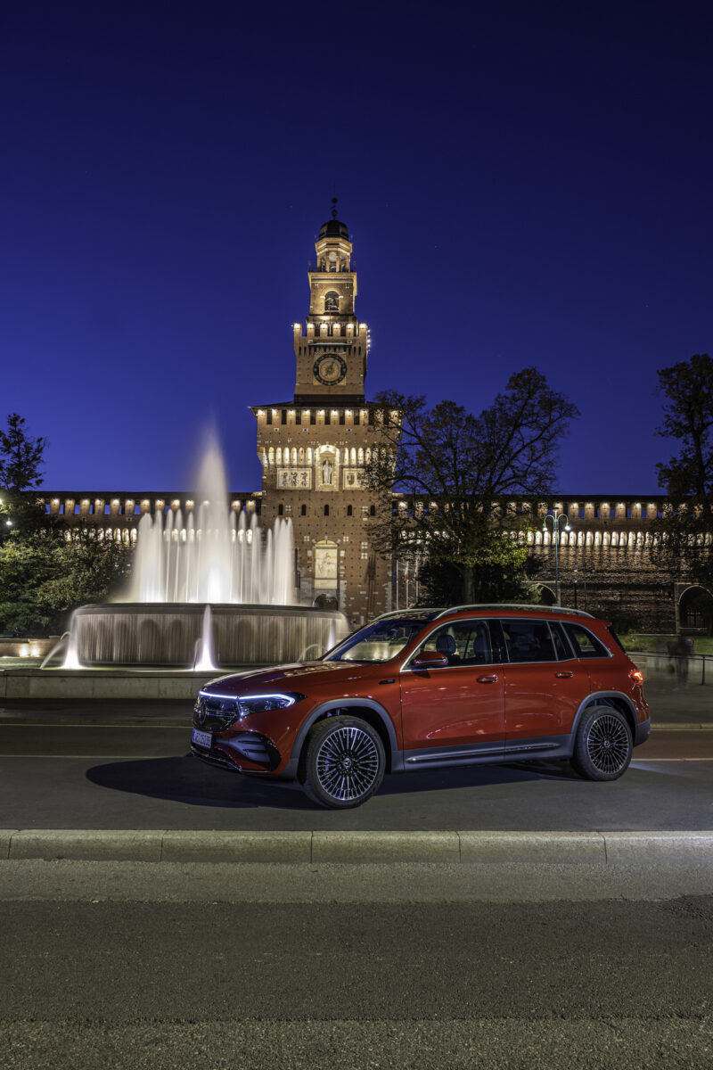Mercedes EQB: la ricarica in modo semplice e comodo, a casa e in viaggio. Mercedes EQB: la ricarica in modo semplice e comodo, a casa e in viaggio.