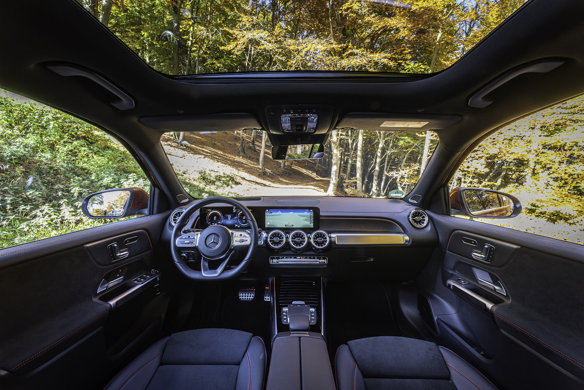 Mercedes EQB: la ricarica in modo semplice e comodo, a casa e in viaggio. Mercedes EQB: la ricarica in modo semplice e comodo, a casa e in viaggio.