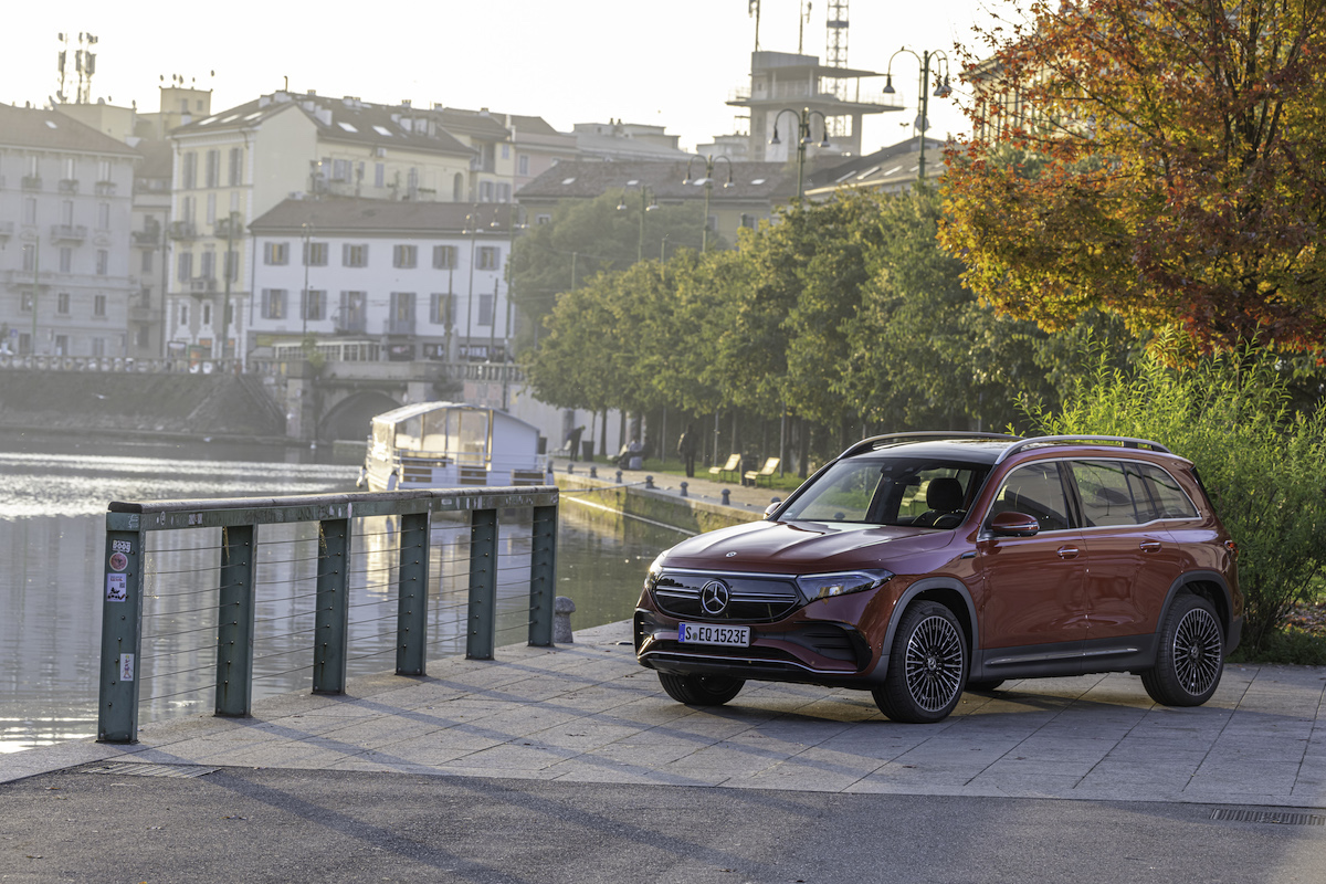 Mercedes EQB: la ricarica in modo semplice e comodo, a casa e in viaggio. Mercedes EQB: la ricarica in modo semplice e comodo, a casa e in viaggio.