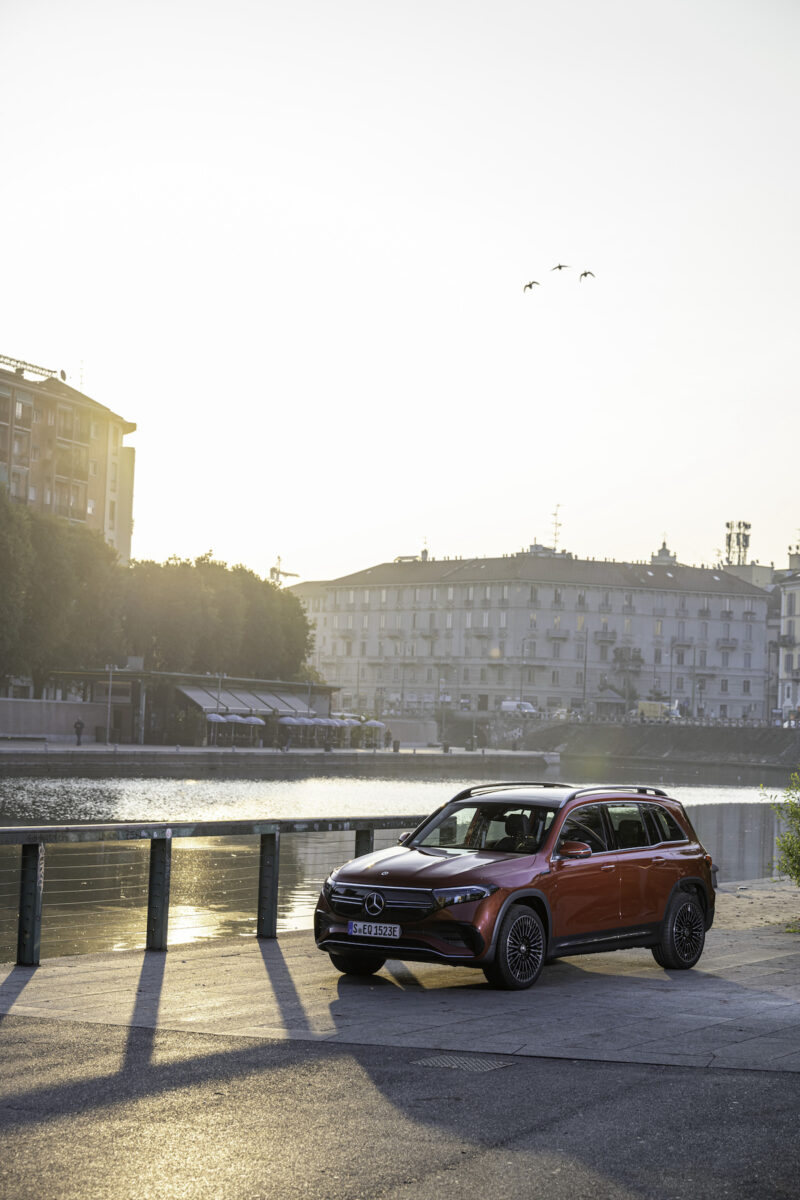 Mercedes EQB: la ricarica in modo semplice e comodo, a casa e in viaggio. Mercedes EQB: la ricarica in modo semplice e comodo, a casa e in viaggio.