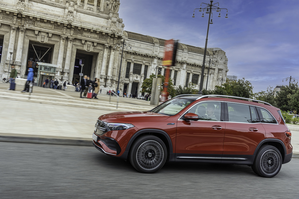 Mercedes EQB: la ricarica in modo semplice e comodo, a casa e in viaggio. Mercedes EQB: la ricarica in modo semplice e comodo, a casa e in viaggio.