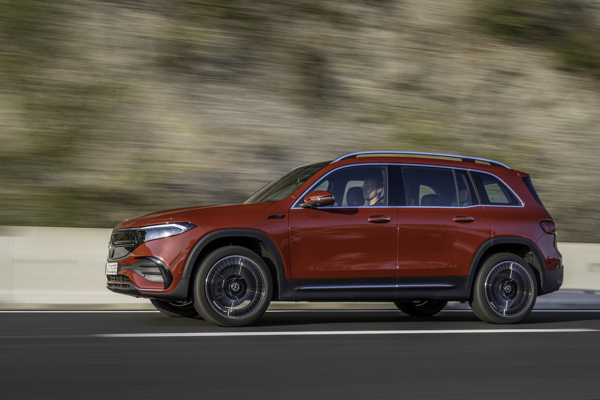Mercedes EQB: la ricarica in modo semplice e comodo, a casa e in viaggio. Mercedes EQB: la ricarica in modo semplice e comodo, a casa e in viaggio.