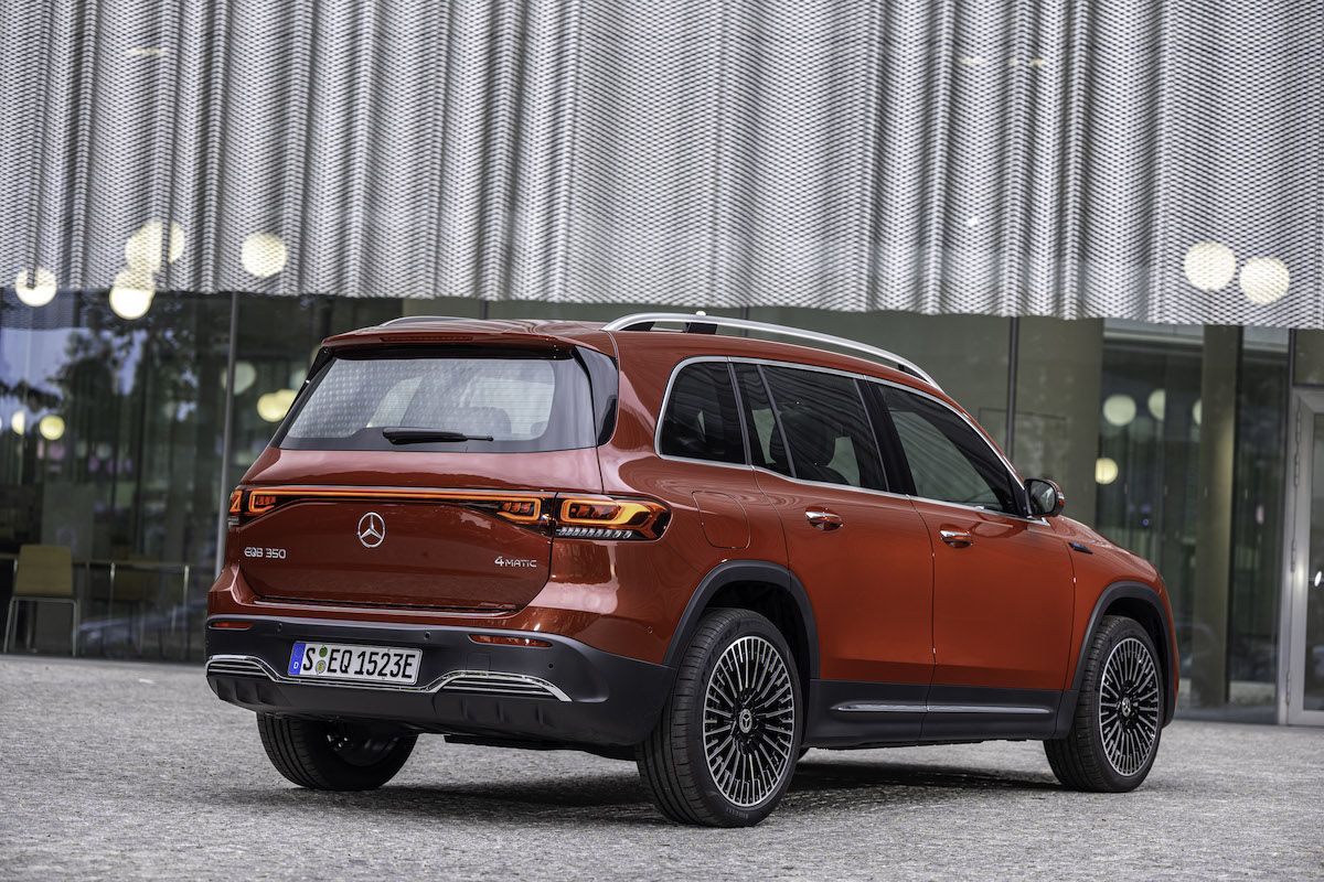 Mercedes EQB: la ricarica in modo semplice e comodo, a casa e in viaggio. Mercedes EQB: la ricarica in modo semplice e comodo, a casa e in viaggio.