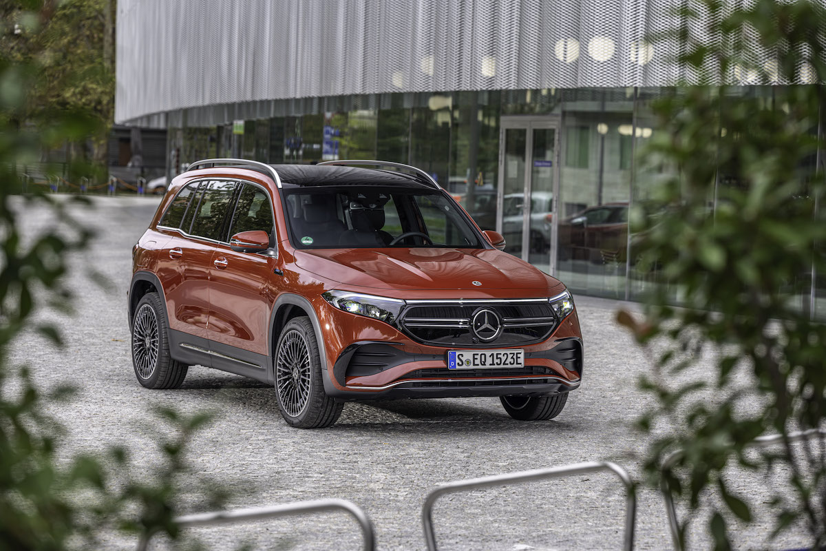 Mercedes EQB: la ricarica in modo semplice e comodo, a casa e in viaggio. Mercedes EQB: la ricarica in modo semplice e comodo, a casa e in viaggio.