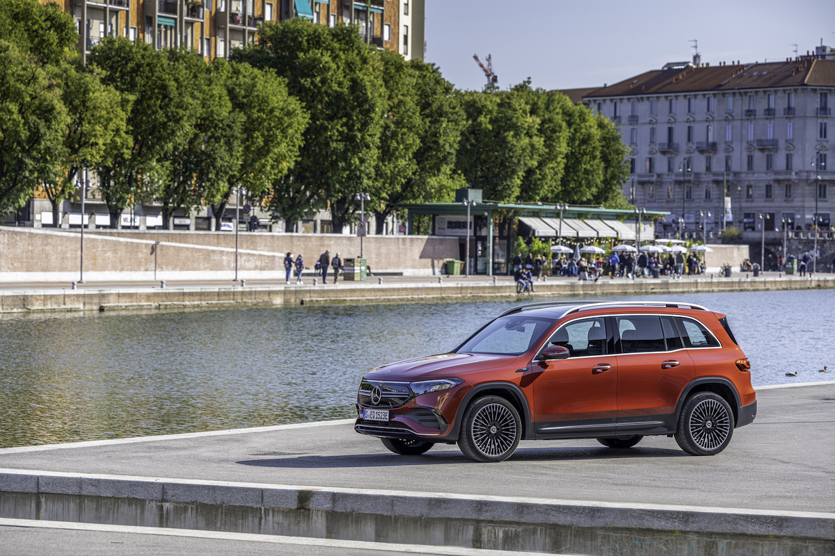Mercedes EQB: la ricarica in modo semplice e comodo, a casa e in viaggio. Mercedes EQB: la ricarica in modo semplice e comodo, a casa e in viaggio.