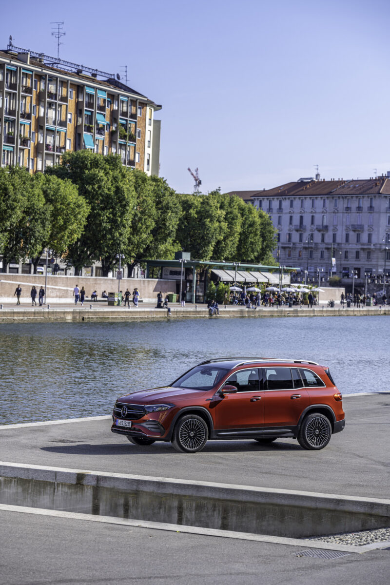 Mercedes EQB: la ricarica in modo semplice e comodo, a casa e in viaggio. Mercedes EQB: la ricarica in modo semplice e comodo, a casa e in viaggio.