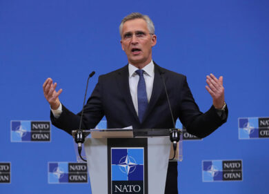 Ucraina, Stoltenberg: “Prendere sul serio la minaccia di una guerra globale”