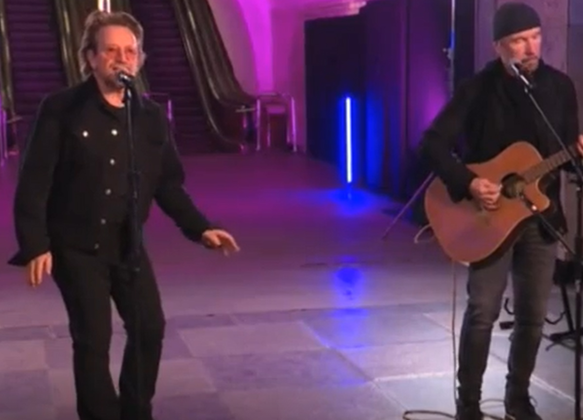 Bono e The Edge suonano a sorpresa nel metrò di Kiev. VIDEO Bono e The Edge suonano a sorpresa nel metrò di Kiev. VIDEO