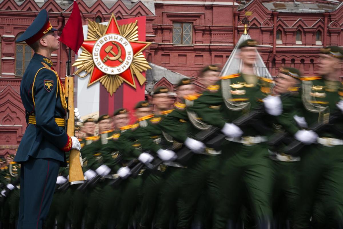 Russia, col 9 maggio si torna all’URSS. Putin si incorona nuovo Stalin Russia, col 9 maggio si torna all’URSS. Putin si incorona nuovo Stalin