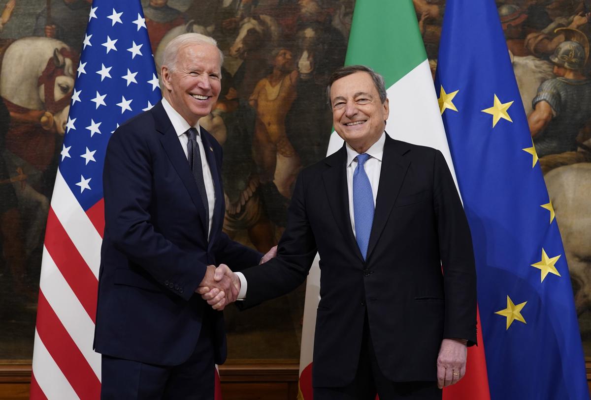 Fusaro: “Draghi da Biden per la poltrona della Nato, Italia colonia Usa” Fusaro: “Draghi da Biden per la poltrona della Nato, Italia colonia Usa”