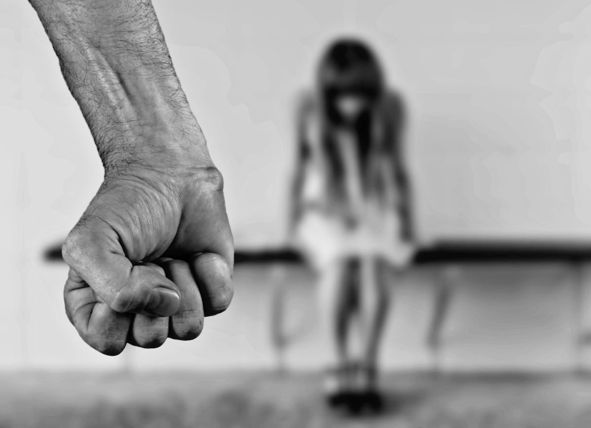 Picchia la figlia fino a incrinarle le costole, condannata la madre Picchia la figlia fino a incrinarle le costole, condannata la madre