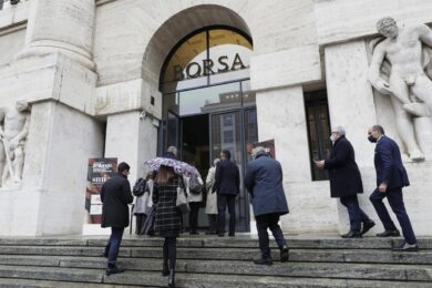 Borsa, lunedì ad alta tensione: Milano chiude a -2,7%. Crolla l’energia