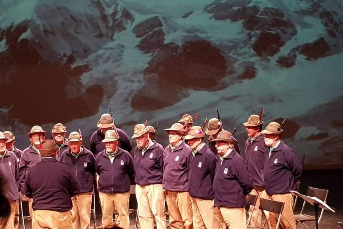 “Centinaia di molestie dagli Alpini, mani ovunque”. Scattano le denunce
