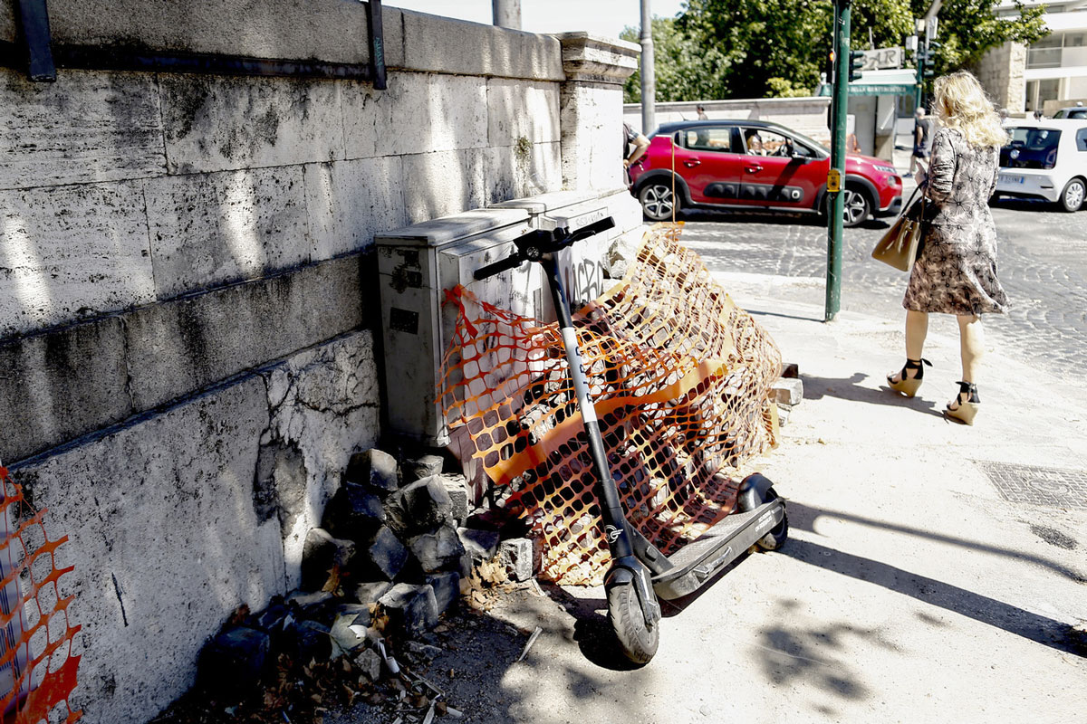 Monopattini e bike sharing abbandonati: invece di multarli i vigili li contano