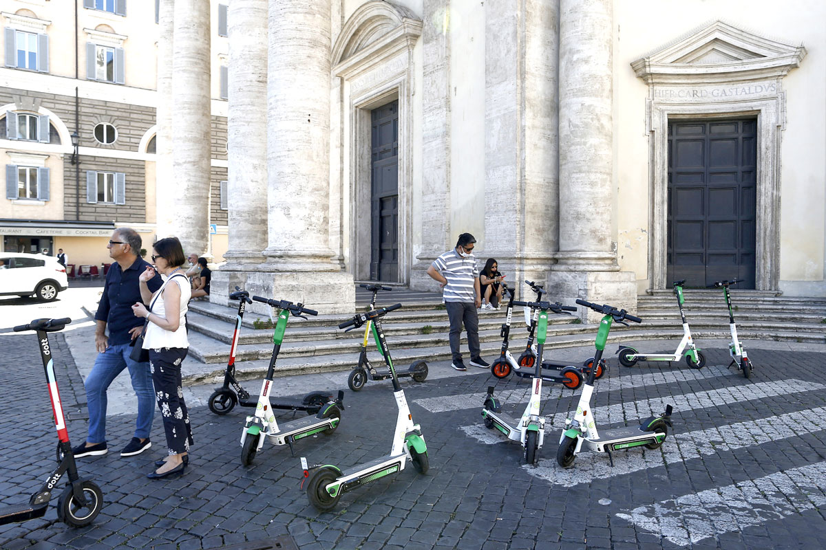 Monopattini e bike sharing abbandonati: invece di multarli i vigili li contano