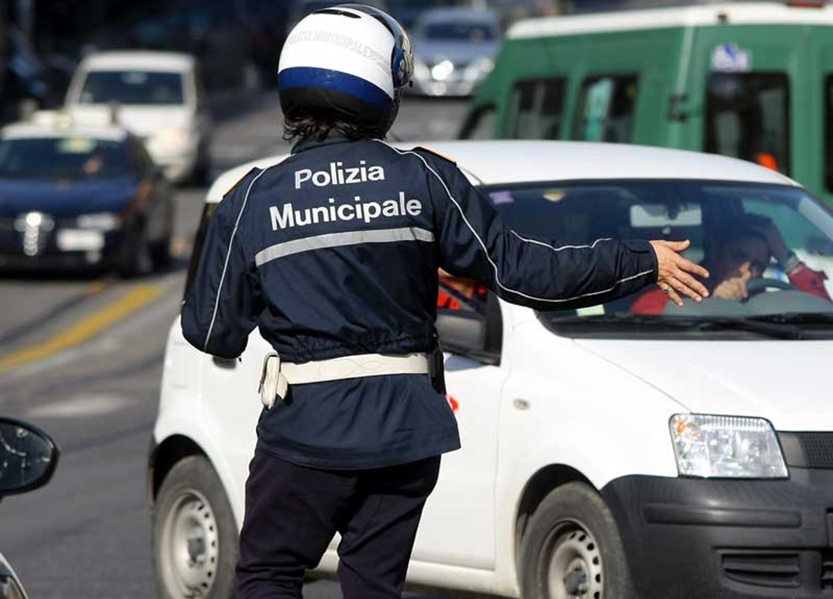 Puglia, Comandante dei vigili usa la volante per fare shopping Puglia, Comandante dei vigili usa la volante per fare shopping