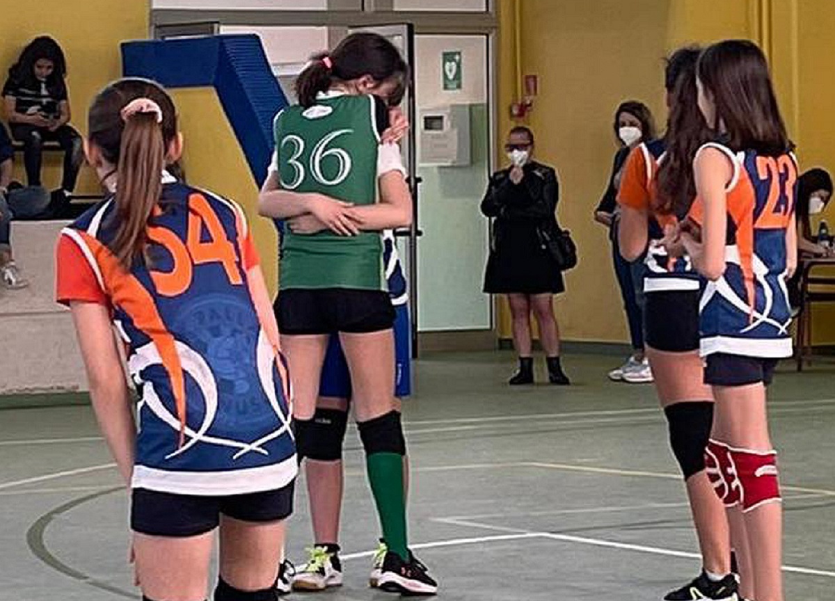 Giocatrice di volley scoppia a piangere: l’avversaria corre ad abbracciarla Giocatrice di volley scoppia a piangere: l’avversaria corre ad abbracciarla