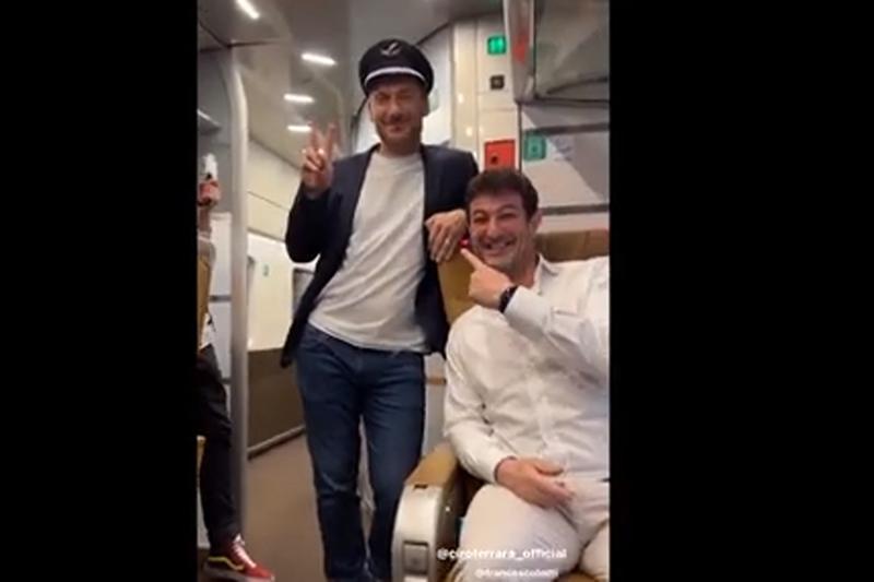 Totti, Vieri e Ferrara show sul treno. Ex capitano della Roma fa il controllore. Video