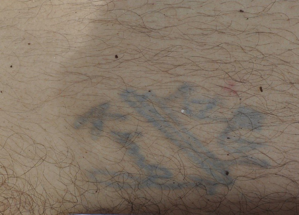 Uomo ucciso e abbandonato nel Milanese: la questura diffonde i tatuaggi. FOTO