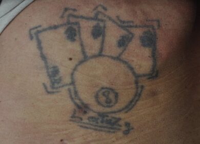 Uomo ucciso e abbandonato nel Milanese: la questura diffonde i tatuaggi. FOTO